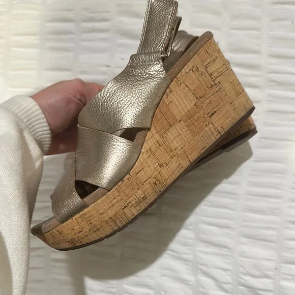 Clark’s Gold Sandals with Crisscross Straps and Wedge Heel - Picture 5 of 5